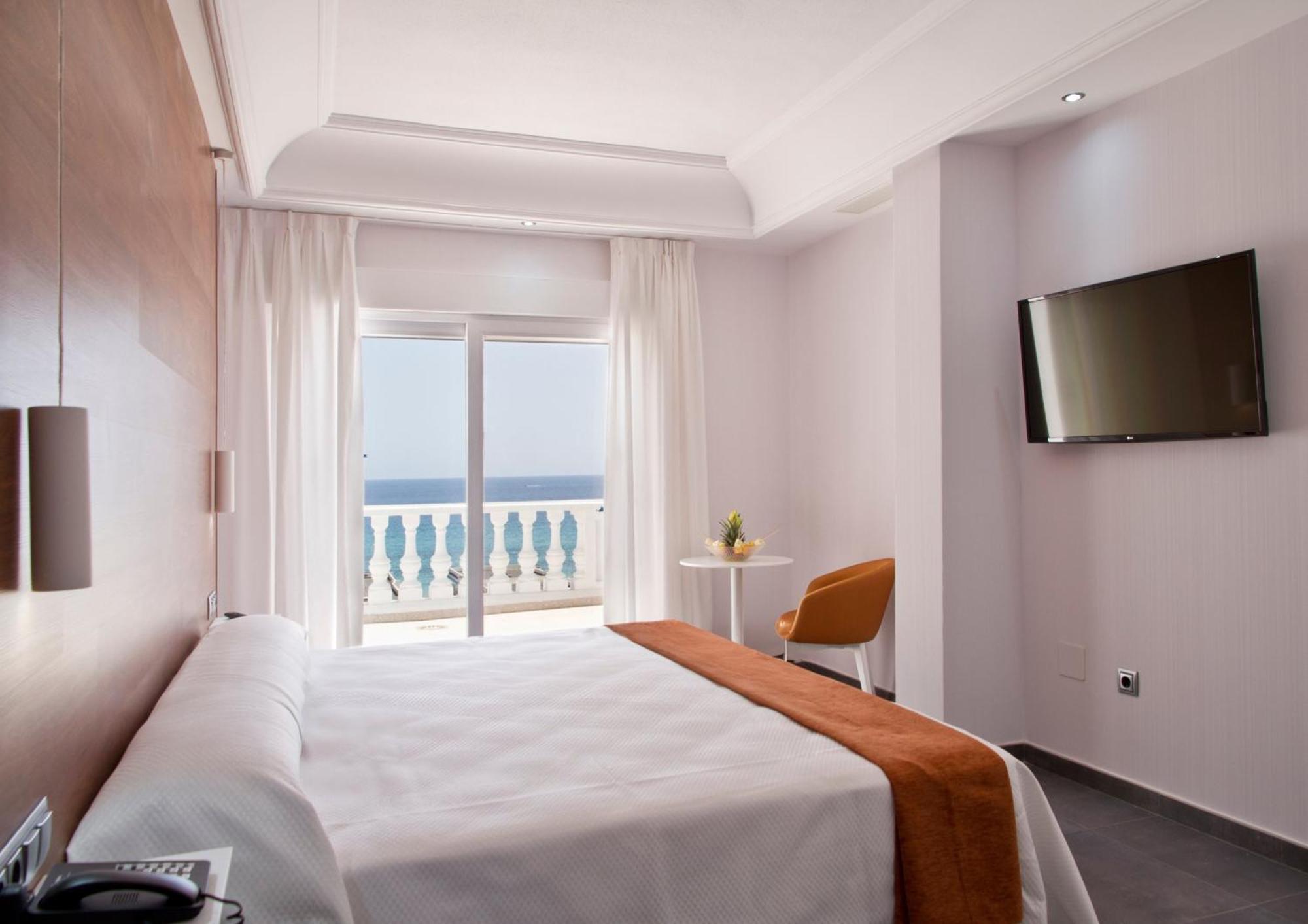 Doppelzimmer mit Balkon und Meerblick